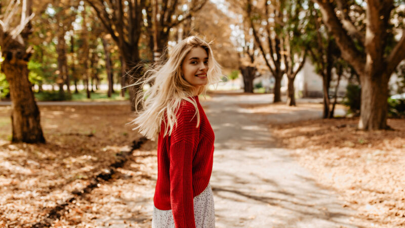 Modne okrycia wierzchnie dla kobiet – jesień 2023