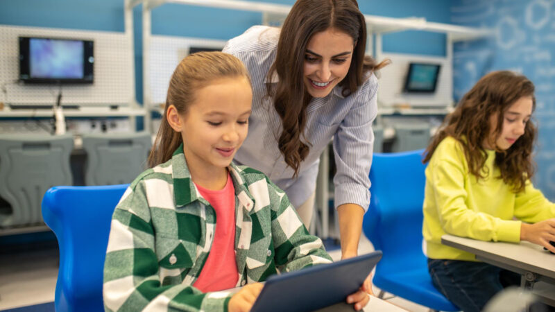 Nowoczesne technologie edukacyjne: Tablica interaktywna, monitory interaktywne i wizualizer